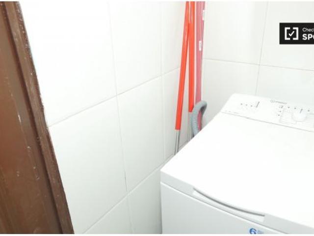 Habitación en piso compartido de 4 habitaciones en alquiler en El Raval, solo para profesionales y e