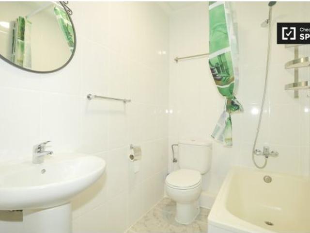Habitación en piso compartido de 4 habitaciones en alquiler en El Raval, solo para profesionales y e