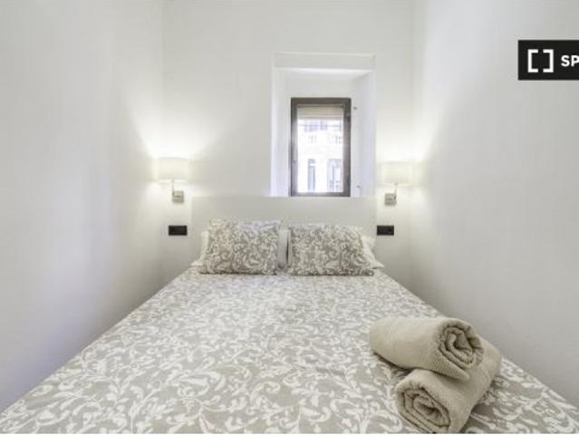 Habitación en piso compartido de 4 habitaciones en alquiler en El Raval, solo para profesionales y e