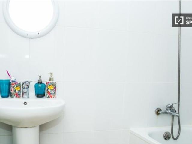 Habitación en piso compartido de 4 habitaciones en alquiler en el Raval, solo para profesionales o e