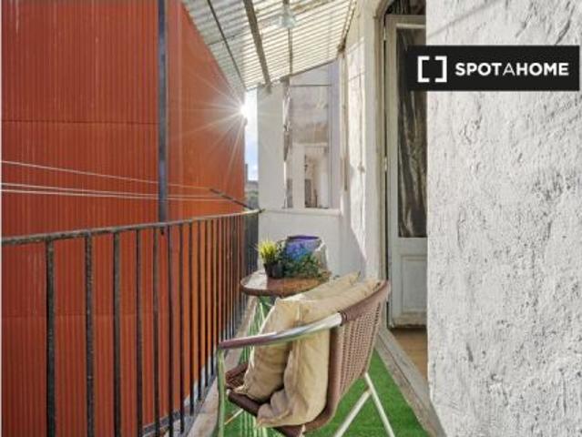 Habitación en piso compartido de 4 habitaciones en alquiler en El Raval, solo para profesionales o e