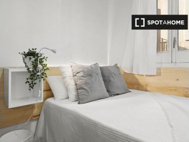 Habitación en piso compartido de 4 habitaciones en alquiler en El Raval, solo para profesionales o e