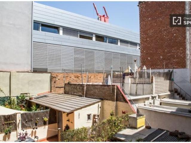 Habitación en piso compartido de 4 habitaciones en alquiler en El Raval, solo profesionales