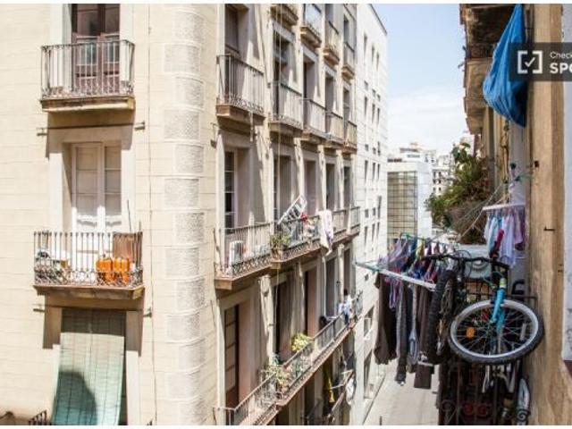 Habitación en piso compartido de 4 habitaciones en alquiler en El Raval, solo profesionales