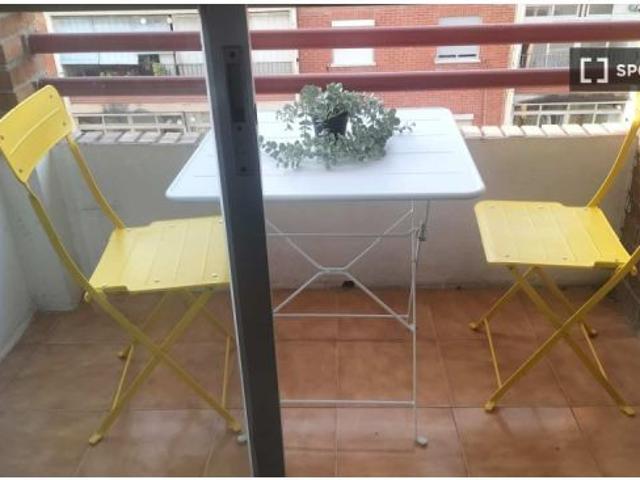 Habitación en piso compartido de 4 habitaciones en alquiler en Els Orriols, Valencia, ideal para pro