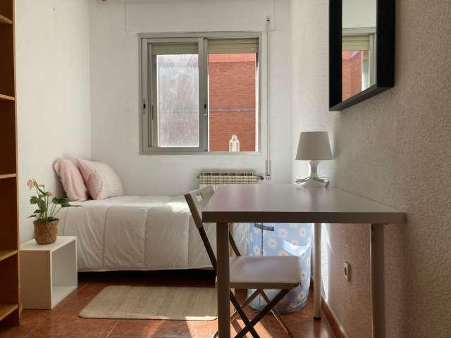 Habitación en piso compartido de 4 habitaciones en alquiler en Entrevías