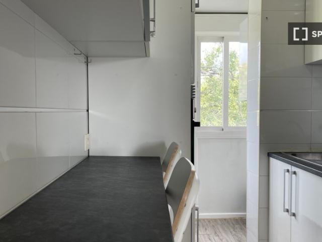Habitación en piso compartido de 4 habitaciones en alquiler en Los Ángeles, Madrid
