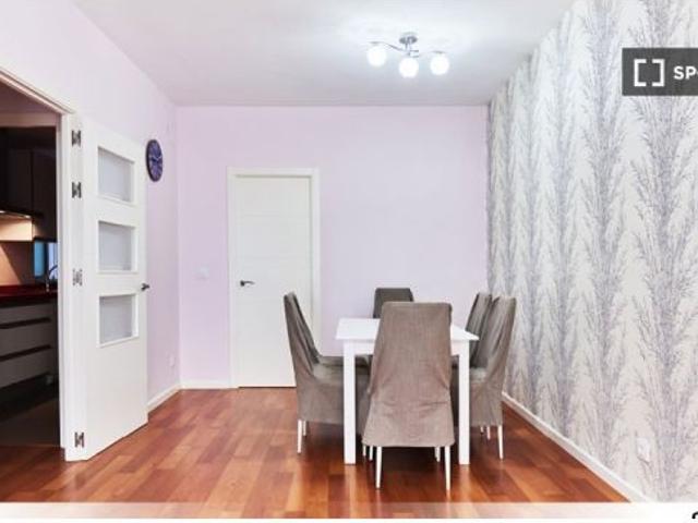Habitación en piso compartido de 4 habitaciones en alquiler en Los Remedios, Sevilla perfecta para e