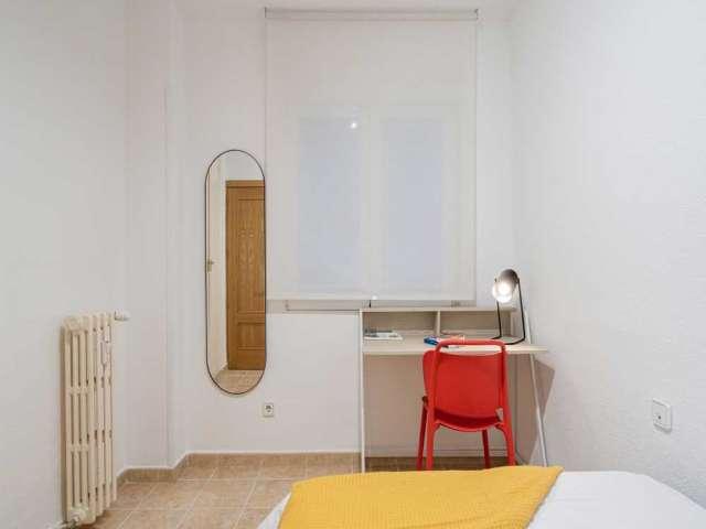 Habitación en piso compartido de 4 habitaciones en alquiler en Madrid