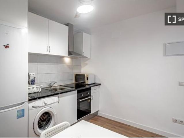 Habitación en piso compartido de 4 habitaciones en alquiler en Moscardó, solo para profesionales