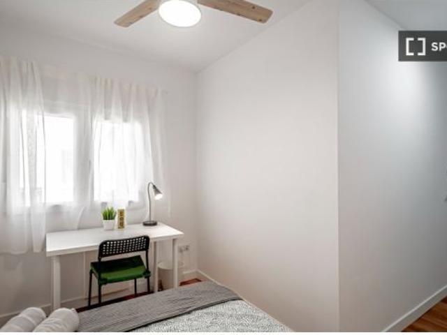 Habitación en piso compartido de 4 habitaciones en alquiler en Moscardó, solo para profesionales