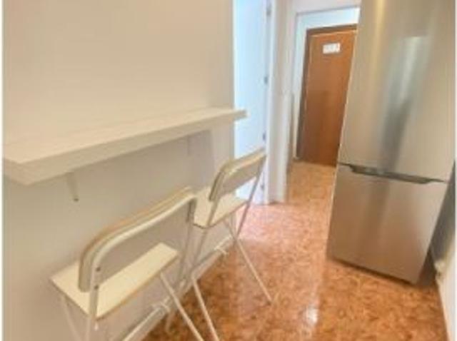 Habitación en piso compartido de 4 habitaciones en alquiler en Numancia, perfecta para profesionales