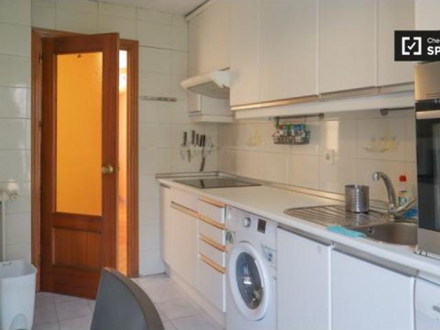 Habitación en piso compartido de 4 habitaciones en alquiler en Palos de Moguer, Madrid. Solo para pr
