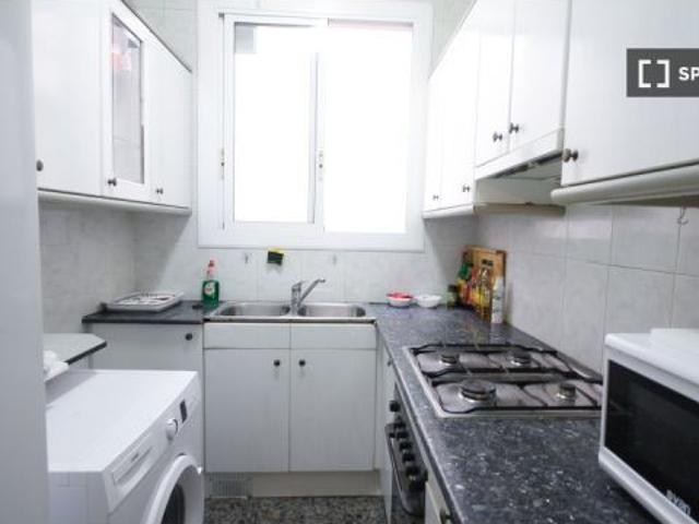 Habitación en piso compartido de 4 habitaciones en alquiler en Sant Andreu, gastos incluidos, solo p