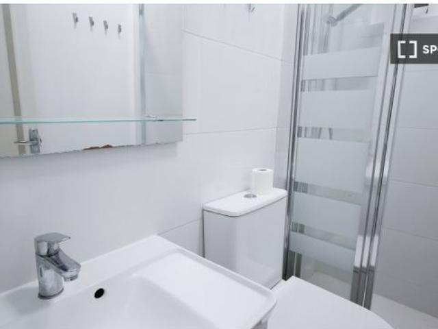 Habitación en piso compartido de 4 habitaciones en alquiler en Sant Andreu, gastos incluidos, solo p