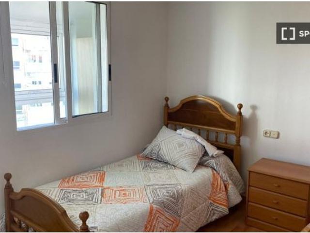 Habitación en piso compartido de 4 habitaciones en alquiler en Santiago de Compostela, solo estudian