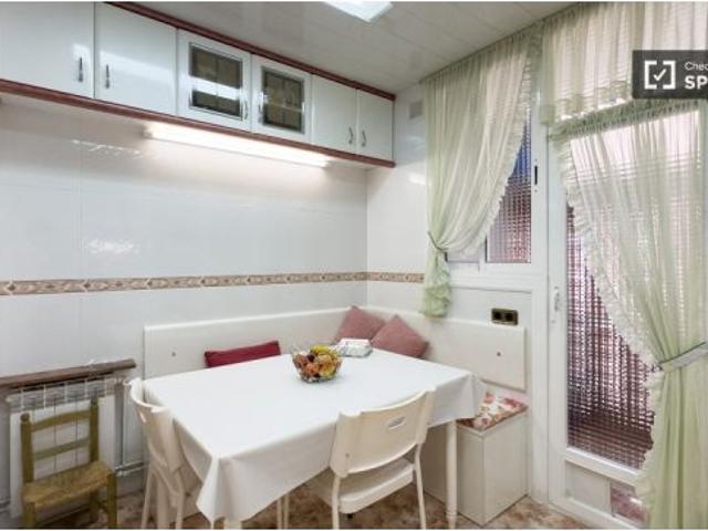 Habitación en piso compartido de 4 habitaciones en alquiler en Sants Badal solo chicas, solo estudi