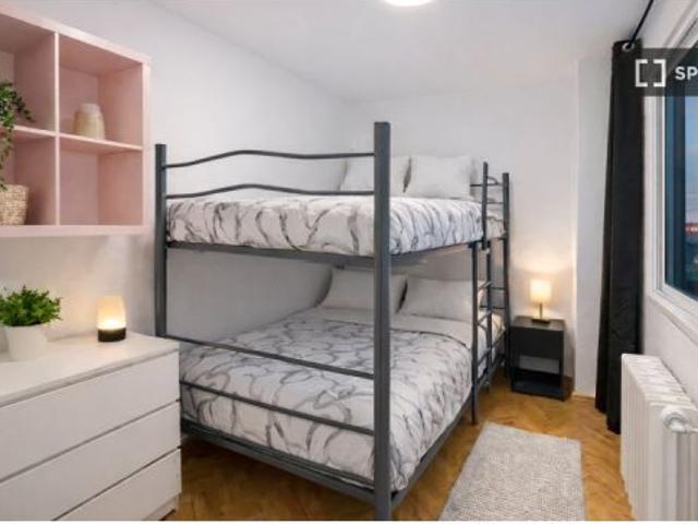 Habitación en piso compartido de 4 habitaciones en alquiler en San Andrés, Madrid para profesionales