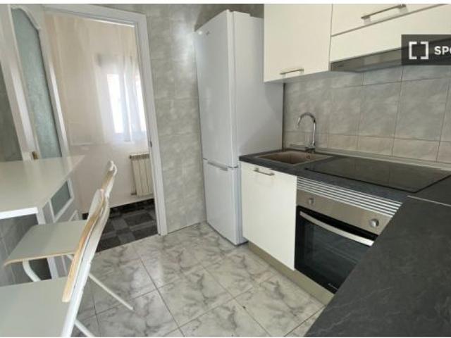 Habitación en piso compartido de 4 habitaciones en alquiler en San Isidro, Madrid perfecta para prof