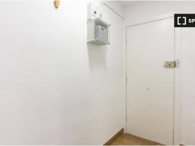 Habitación en piso compartido de 4 habitaciones en La Torrassa, solo para profesionales
