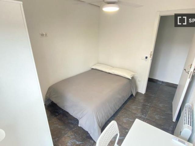 Habitación en piso compartido de 4 habitaciones en Los Rosales, Madrid