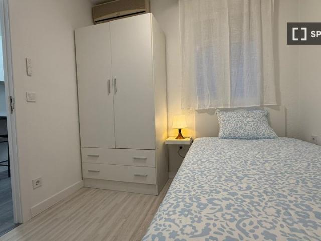 Habitación en piso compartido de 4 habitaciones en Numancia, Madrid