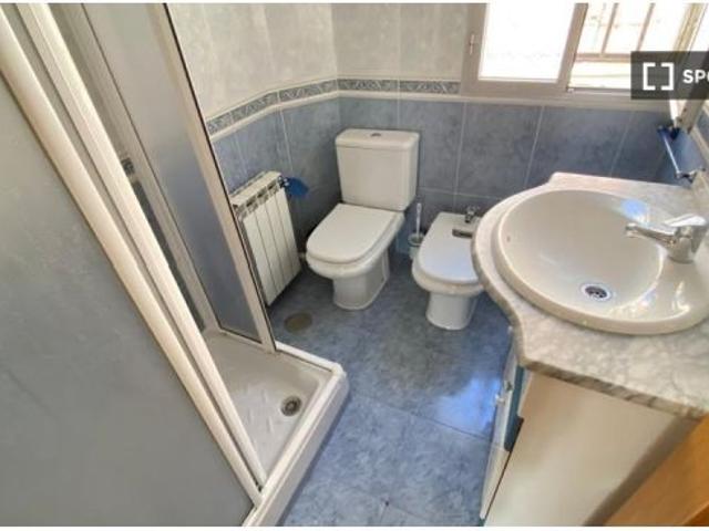 Habitación en piso compartido de 4 habitaciones en Numancia, Madrid, solo para profesionales