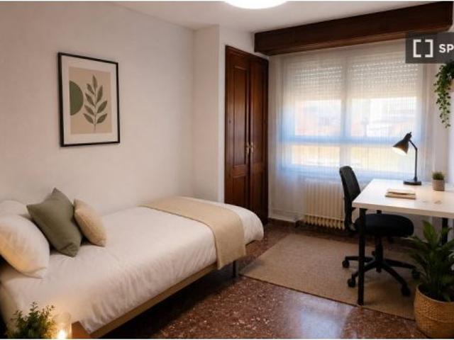 Habitación en piso compartido de 4 habitaciones en Plaza Mayor, con todos los gastos incluidos, idea