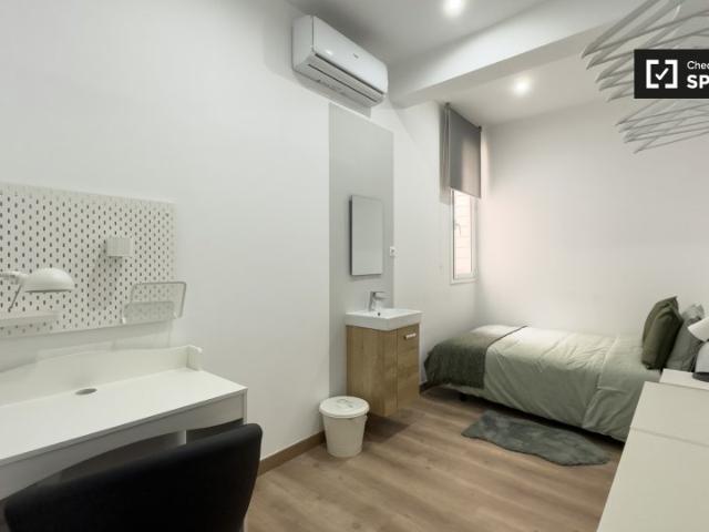 Habitación en piso compartido de 5 habitaciones, El Raval