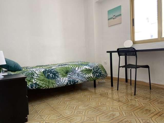 Habitación en piso compartido de 5 habitaciones en Torrefiel, Valencia