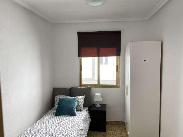 Habitación en piso compartido de 5 habitaciones en Torrefiel, Valencia