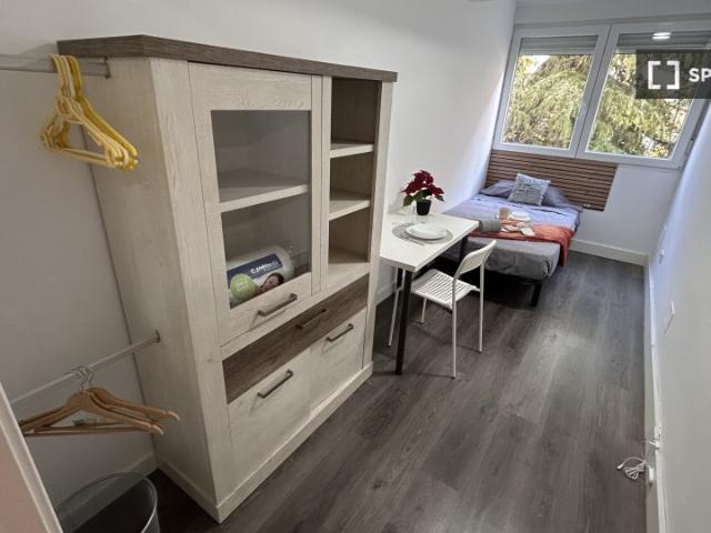 Habitación en piso compartido de 5 habitaciones en Valverde, Madrid