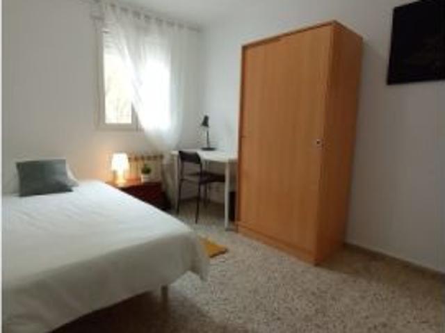 Habitación en piso compartido de 5 habitaciones en Ventas, ideal para profesionales y estudiantes
