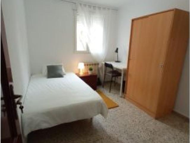 Habitación en piso compartido de 5 habitaciones en Ventas, ideal para profesionales y estudiantes