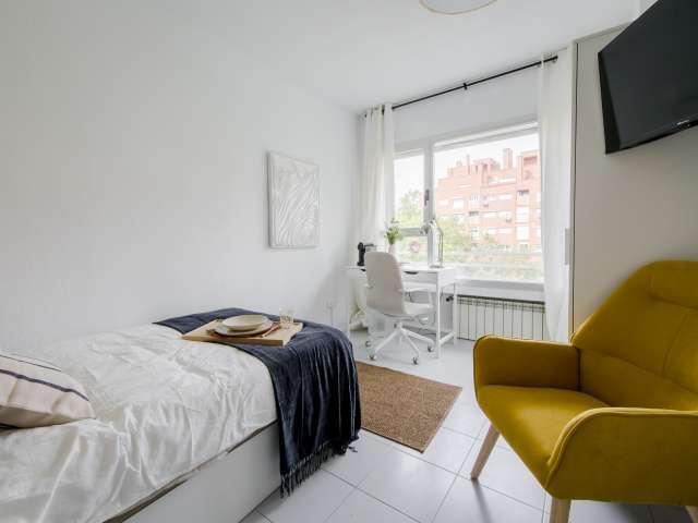 Habitación en piso compartido de 5 habitaciones en Almenara, Madrid