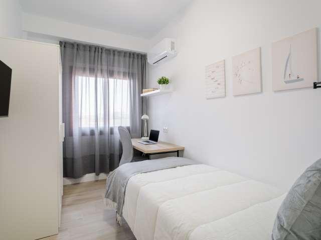 Habitación en piso compartido de 5 habitaciones en Alicante