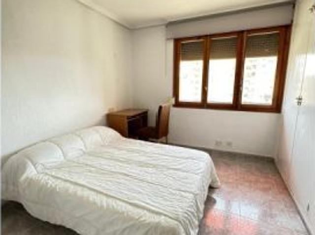 Habitación en piso compartido de 5 habitaciones en Alicante, ideal para hombres