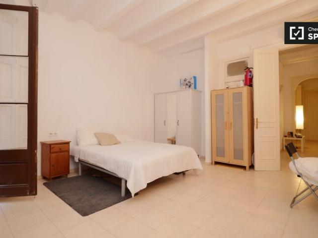 Habitación en piso compartido de 5 habitaciones en alquiler, El Raval