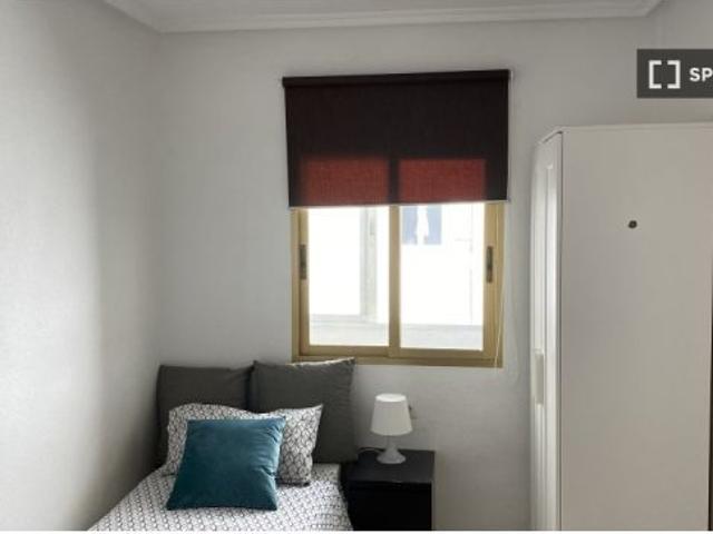 Habitación en piso compartido de 5 habitaciones en alquiler en Torrefiel para estudiantes, todos los