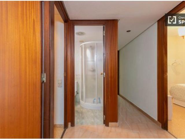 Habitación en piso compartido de 5 habitaciones en alquiler en Trinitat