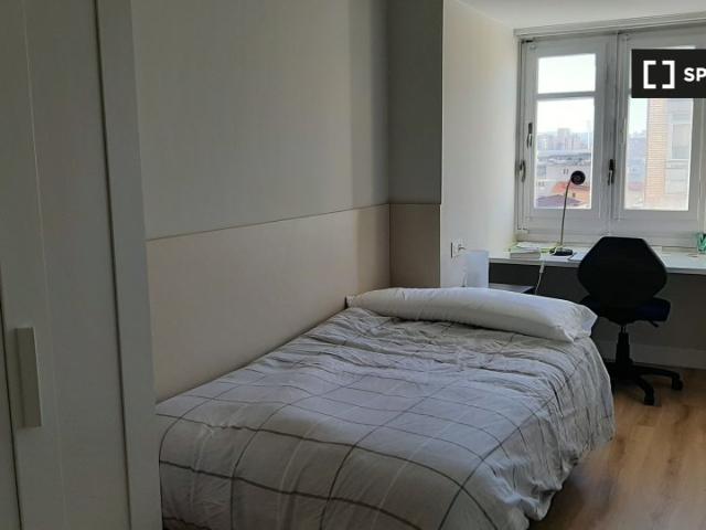 Habitación en piso compartido de 5 habitaciones en alquiler en Zaragoza