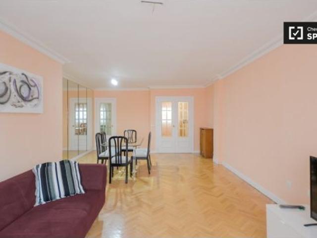 Habitación en piso compartido de 5 habitaciones en alquiler en Alcalá de Henares, perfecta para prof
