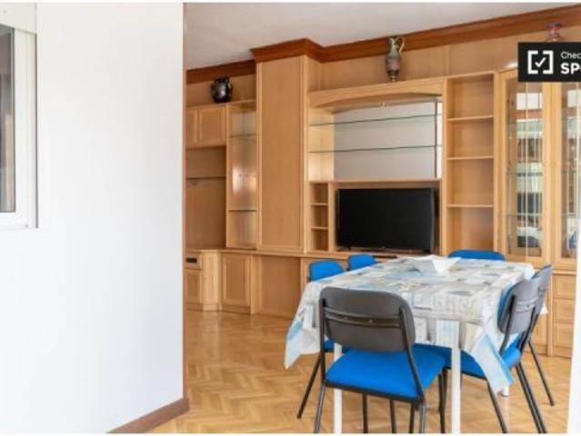 Habitación en piso compartido de 5 habitaciones en alquiler en Alcalá de Henares, perfecta para prof