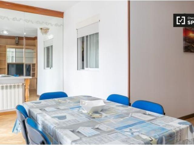 Habitación en piso compartido de 5 habitaciones en alquiler en Alcalá de Henares, perfecta para prof