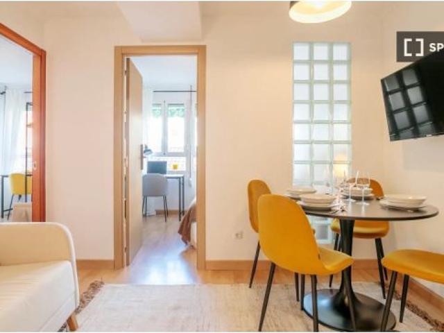 Habitación en piso compartido de 5 habitaciones en alquiler en Alicante, perfecta para estudiantes y