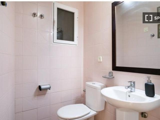 Habitación en piso compartido de 5 habitaciones en alquiler en Alicante, perfecta para estudiantes y