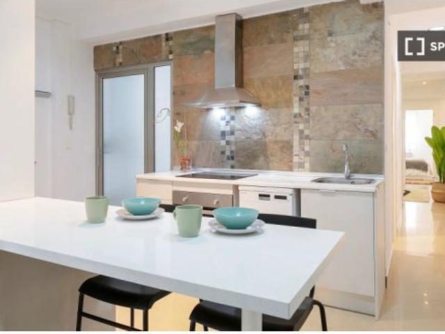 Habitación en piso compartido de 5 habitaciones en alquiler en Alicante, perfecta para profesionales