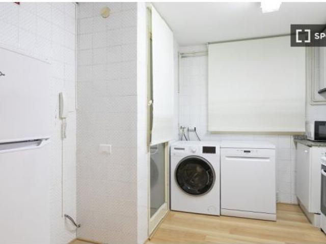 Habitación en piso compartido de 5 habitaciones en alquiler en Alicante, solo profesionales y estudi