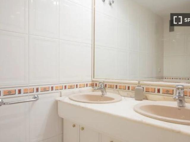 Habitación en piso compartido de 5 habitaciones en alquiler en Arrancapins