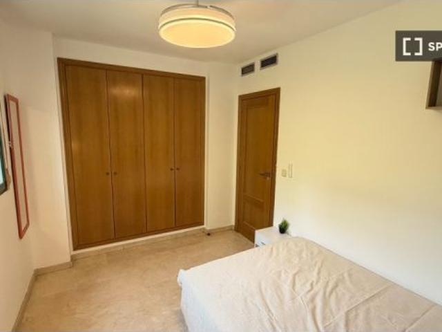 Habitación en piso compartido de 5 habitaciones en alquiler en Benicalap, Valencia, ideal para profe